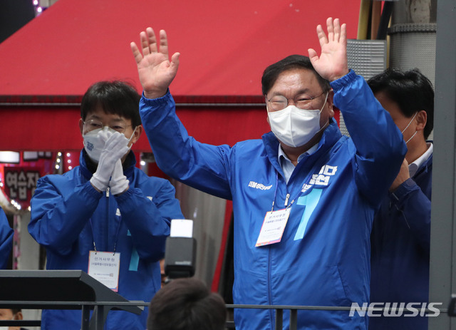 [서울=뉴시스]국회사진기자단 = 김태년 더불어민주당 당대표 직무대행이 28일 오후 서울 금천구 비단길 현대시장 입구에서 박영선 서울시장 후보 지원 유세를 하고 있다. 2021.03.28. photo@newsis.com