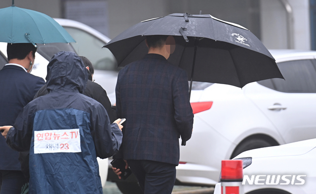 [수원=뉴시스] 김종택기자 = 경기도청 퇴직 간부 공무원 A씨가 28일 오전 경기 용인시 원삼면 반도체 클러스터 개발예정지 투기의혹 관련 조사를 받기 위해 경기남부경찰청으로 들어가고 있다. 2021.03.28.jtk@newsis.com