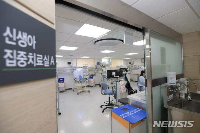 [서울=뉴시스] 연세대 강남세브란스병원은 신생아집중치료실(NICU) 리모델링(개보수공사)으로 병상을 늘려 고위험 신생아와 이른둥이 진료를 확대할 수 있게 됐다고 29일 밝혔다. (사진= 강남세브란스 병원) 2021.03.29