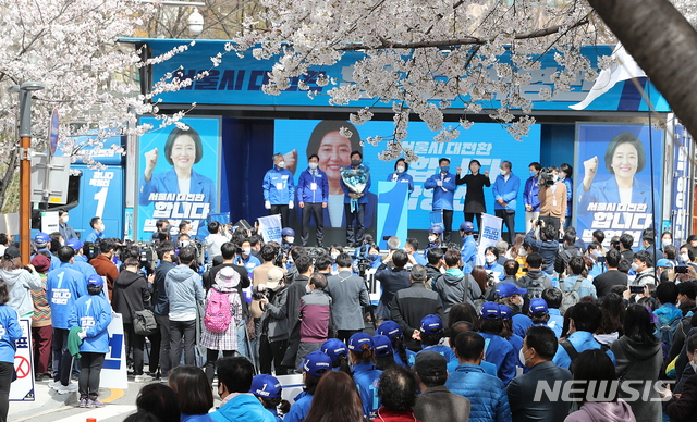 [서울=뉴시스]국회사진기자단 = 박영선 더불어민주당 서울시장 후보가 29일 서울 성북구 길음역에서 열린 집중 유세에 참석, 지지를 호소하고 있다. 2021.03.29. photo@newsis.com