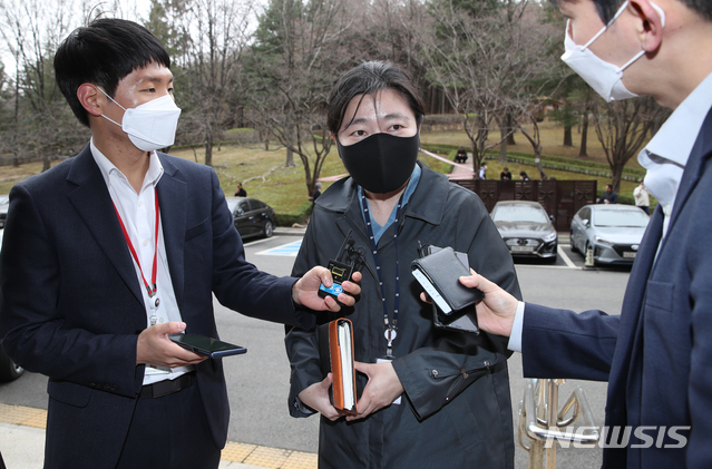 [과천=뉴시스]조수정 기자 = 임은정 대검찰청 감찰정책연구관(부장검사)이 29일 오후 법무부 감찰관실·대검 감찰부 첫 연석회의 참석을 위해 경기 과천시 법무부 청사로 들어서고 있다. 2021.03.29. chocrystal@newsis.com