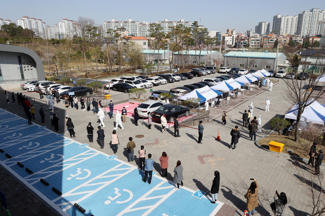 [청주=뉴시스]충북도교육연구정보원 주차장에 설치된 선별진료소. (사진=충북도교육청 제공) 2021.03.30. photo@newsis.com *재판매 및 DB 금지