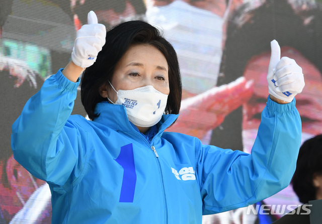 [서울=뉴시스]국회사진기자단 = 박영선 더불어민주당 서울시장 후보가 30일 서울 성동구 왕십리역에서 가진 집중유세에서 기호 1번을 표시하며 지지를 호소하고 있다. 2021.03.30. photo@newsis.com