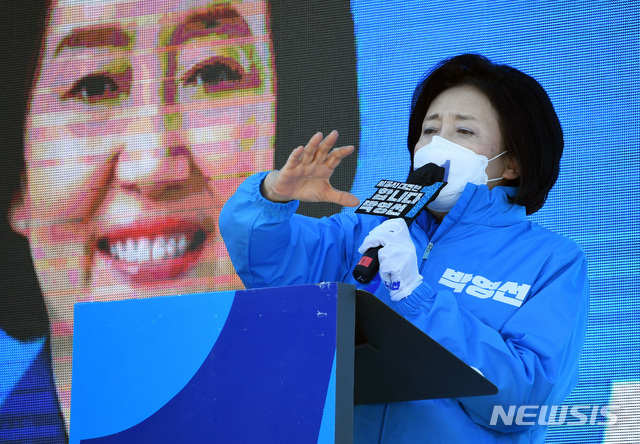 [서울=뉴시스]국회사진기자단 = 박영선 더불어민주당 서울시장 후보가 30일 서울 성동구 왕십리역 광장에서 열린 집중유세에서 지지를 호소하고 있다. 2021.03.30. photo@newsis.com