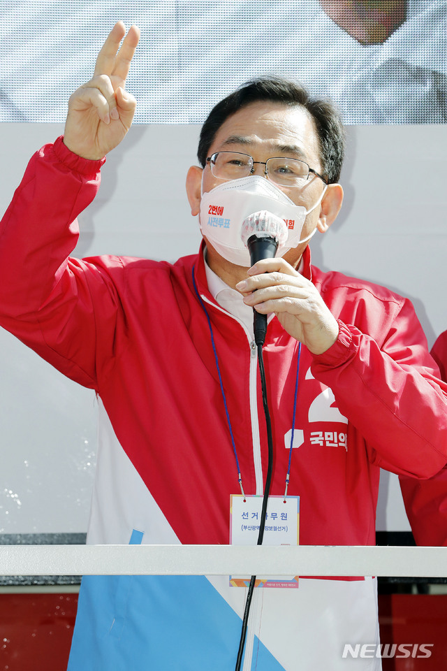 [부산=뉴시스]최동준 기자 = 국민의힘 주호영 원내대표가 30일 부산 중구 자갈치시장에서 박형준 부산시장 후보 지지를 호소하고 있다. 2021.03.30. photocdj@newsis.com