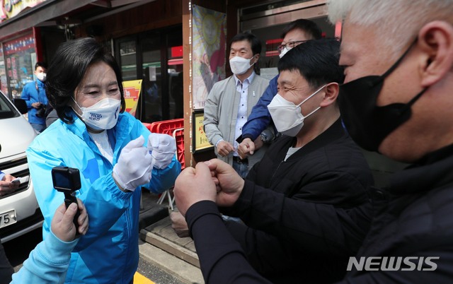 [서울=뉴시스]국회사진기자단 = 박영선 더불어민주당 서울시장 후보가 31일 서울 동작구 남성사계시장인근에서 거리유세 도중 시민들과 인사를 나누고 있다. 2021.03.31. photo@newsis.com