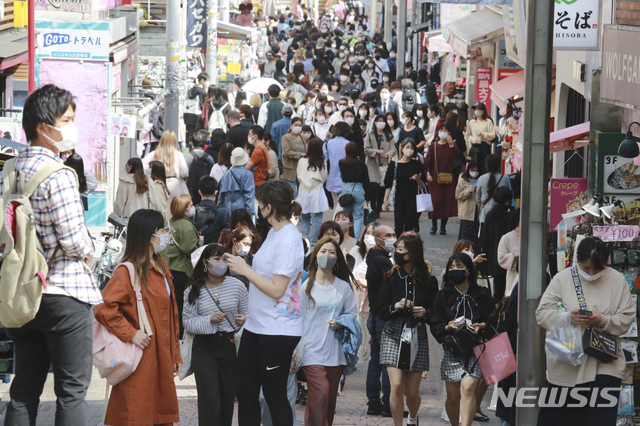 [도쿄=AP/뉴시스]코로나19 확산을 막기 위해 마스크를 쓴 시민들이 31일 일본 도쿄 거리를 걷고 있다. 31일 도쿄의 코로나19 일일 확진자 수가 400명을 넘은 가운데 전문가들은 도쿄 올림픽이 슈퍼 전파 이벤트가 될 수도 있다고 우려하고 있다. 2021.03.31.
