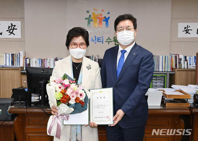  염태영 수원시장으로부터 임명장을 받고 있는 김선희 수원시정연구원장(사진 왼쪽).