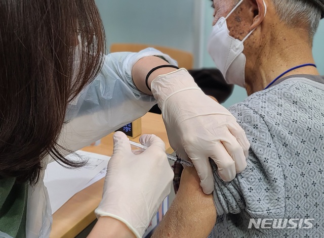 [천안=뉴시스]이종익 기자 = 충남 천안시 실내테니스장에 마련된 천안시 예방접종센터에서 시민이 코로나19 백신을 접종받고 있다.뉴시스DB.