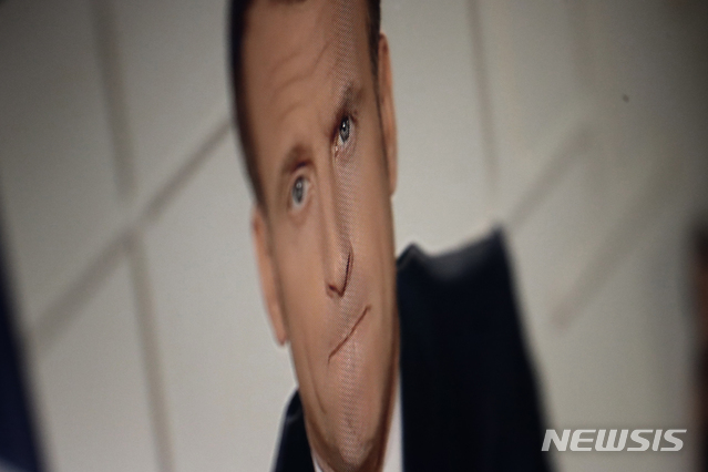 [파리=AP/뉴시스] 에마뉘엘 마크롱 프랑스 대통령이 3월 31일(현지시간) 파리에서 프랑스 TV 채널 TF1을 통해 코로나19와 관련해 대국민 연설을 하고 있다. 2021.05.15.