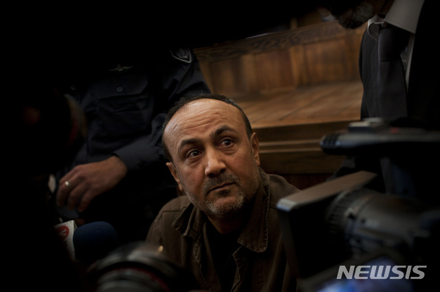 [예루살렘= AP/뉴시스] 2012년 1월 25일 이스라엘의 감옥에 수감된채 예루살렘의 법정에 출두했을 때의 마르안 바르구티. 