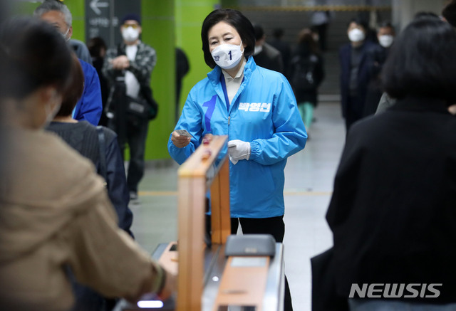 [서울=뉴시스]국회사진기자단 = 박영선 더불어민주당 서울시장 후보가 1일 오전 서울 마포구 합정역에서 출근길 시민들에게 명함을 건네며 인사하고 있다. 2021.04.01. photo@newsis.com