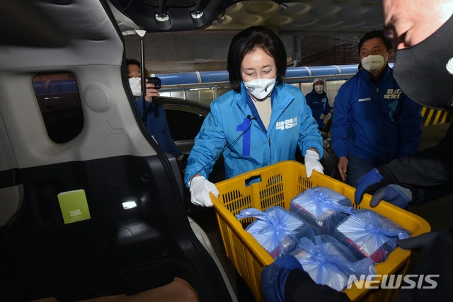 [서울=뉴시스]국회사진기자단 = 박영선 더불어민주당 서울시장 후보가 1일 오전 서울 은평구 증산로 사회적기업 다솜도시락에서 결식이웃 지원 사업에 참여해 도시락 운반을 하고 있다. 2021.04.01. photo@newsis.com