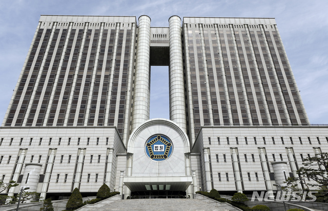 [서울=뉴시스]고승민 기자 = 서울중앙지방법원에 근무하는 한 판사가 코로나19 확진 판정을 받은 이튿날인 1일 서울중앙지방법원 모습. 해당 판사는 지난달?26일 만났던 지인이 확진 판정을 받아 전날 오후 6시 이후 코로나19?검사를 실시했고, 이후 확진 판정을 받았다. 해당 판사가 소속된 재판부의 향후 재판기일은 모두 변경될 예정이다. 2021.04.01. kkssmm99@newsis.com