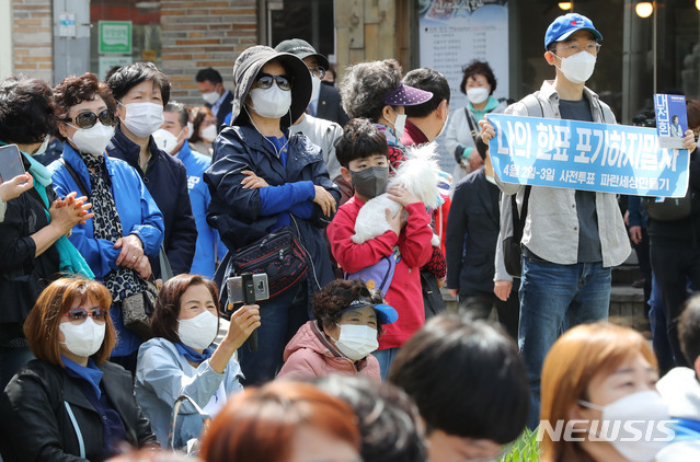 [서울=뉴시스]국회사진기자단 = 1일 서울 양천구 목동오거리에서 열린 박영선 더불어민주당 서울시장 후보의 집중유세를 시민들이 지켜보고 있다. 2021.04.01. photo@newsis.com