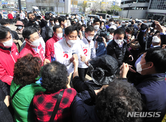 [서울=뉴시스]국회사진기자단 = 오세훈 국민의힘 서울시장 후보가 1일 오후 서울 성북구 길음동 현대백화점 미아점 앞에서 시민들과 인사하고 있다. 2021.04.01. photo@newsis.com