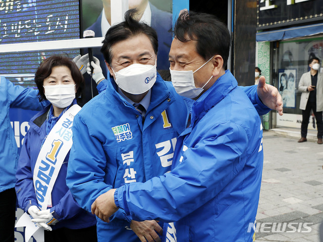 [부산=뉴시스]최동준 기자 = 더불어민주당 김영춘 부산시장 후보가 1일 부산 서구 충무동 사거리에서 지지 연설을 마친 이광재 의원과 포옹하고 있다. 2021.04.01. photocdj@newsis.com