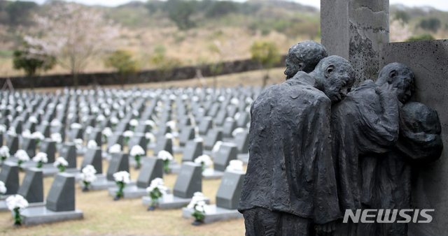 [제주=뉴시스]우장호 기자 = 제주 4·3 73주년 추념일을 이틀 앞둔 1일 오후 제주시 봉개동 4·3평화공원 내 행방불명인 묘지에 추모 국화꽃 놓여 있다. 4·3특별법 전부 개정안이 공포된 이후 처음 치러지는 의미를 담아 올해 추념식의 주제는 '돔박꼿이 활짝 피엇수다'(동백꽃이 활짝 피었습니다)로 정해졌다. 2021.04.01 woo1223@newsis.com