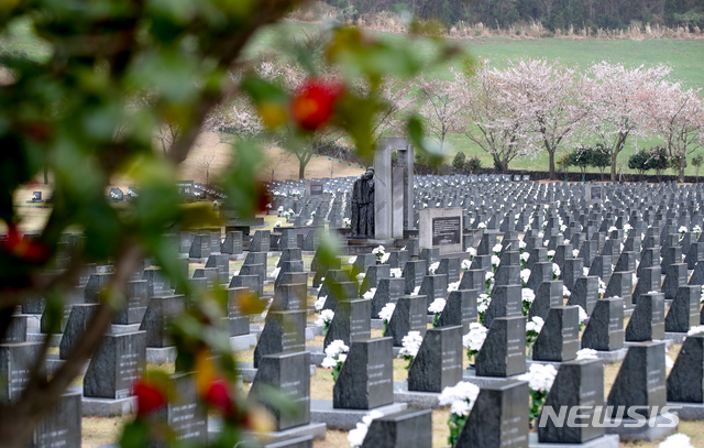 [제주=뉴시스]우장호 기자 = 제주 4·3 73주년 추념일을 이틀 앞둔 1일 오후 제주시 봉개동 4·3평화공원 내 행방불명인 묘지에 비가 내리고 있다. 4·3특별법 전부 개정안이 공포된 이후 처음 치러지는 의미를 담아 올해 추념식의 주제는 '돔박꼿이 활짝 피엇수다'(동백꽃이 활짝 피었습니다)로 정해졌다. 2021.04.01 woo1223@newsis.com