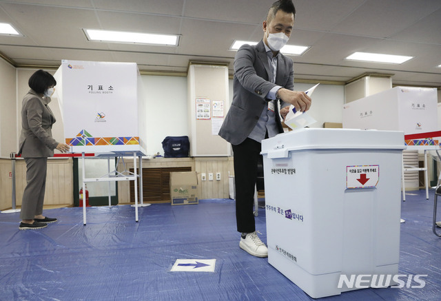 [서울=뉴시스]최진석 기자 = 4.7 재·보궐선거 사전투표를 하루 앞둔 1일 서울 성동구 행당2동 주민센터에 차려진 행당제2동 사전투표소에서 사전투표사무원들이 기표소와 투표함을 점검하고 있다. 4·7 재·보궐선거 사전투표는 오는 2일과 3일 이틀간 재보궐선거 지역 722개 사전투표소에서 실시, 투표시간은 오전 6시부터 오후 6시까지이며 주민등록증이나 여권, 운전면허증 등 사진이 붙은 신분증을 지참, 주소지와 상관없이 재보궐선거 실시 지역의 모든 사전투표소에서 투표할 수 있다. 2021.04.01. myjs@newsis.com