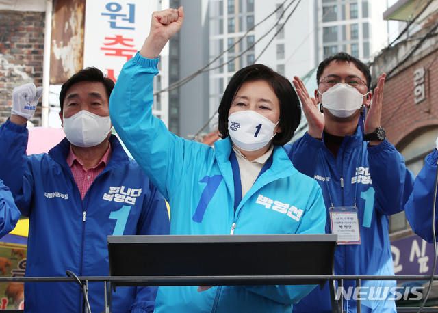 [서울=뉴시스]김진아 기자 = 박영선 더불어민주당 서울시장 후보가 1일 오후 서울 영등포구 우리시장 일대에서 유세를 하던 중 시민들에게 인사를 하고 있다. 2021.04.01. bluesoda@newsis.com