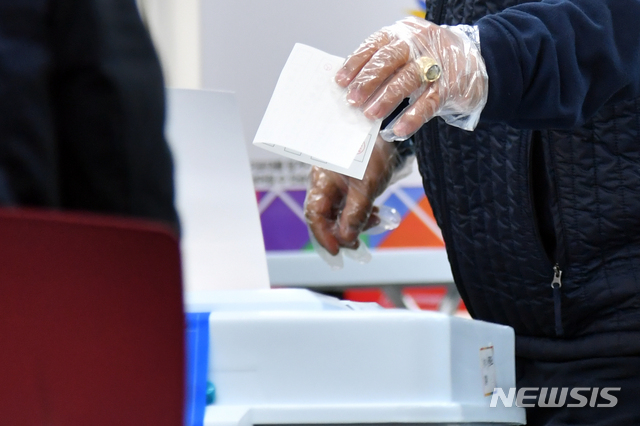 [부산=뉴시스] 하경민 기자 = 부산시장 보궐선거 사전투표 첫날인 2일 오전 부산 부산진구 노인장애인복지관에 마련된 사전투표소를 찾은 시민들이 소중한 한표를 행사하고 있다. 2021.04.02. yulnetphoto@newsis.com