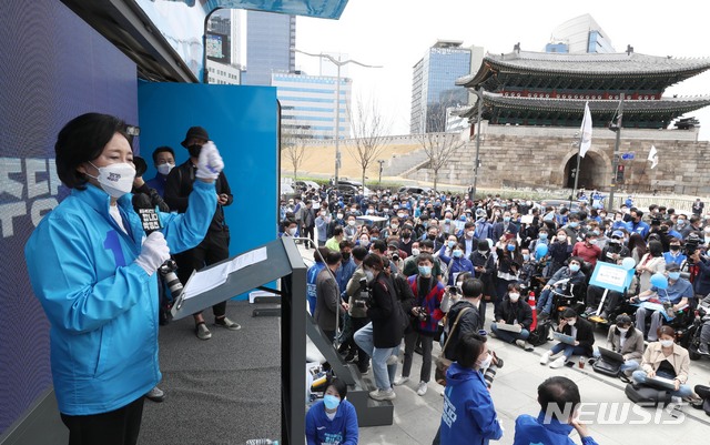 [서울=뉴시스]국회사진기자단 = 박영선 더불어민주당 서울시장 후보가 2일 서울 중구 남대문시장 앞에서 유세 연설을 하고 있다. 2021.04.02. photo@newsis.com