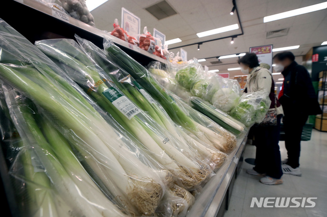 [서울=뉴시스]김병문 기자 = 통계청이 '3월 소비자물가동향'을 발표한 2일 오후 서울 한 대형마트에 파가 진열돼 있다. 지난달 소비자물가는 1.5% 상승하며 코로나19 국내 확산세가 시작된 이래 가장 높은 상승률을 보였다. 2021.04.02. dadazon@newsis.com