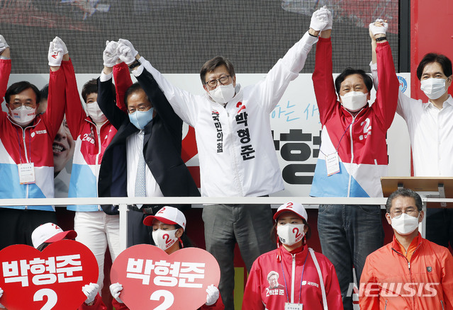 [부산=뉴시스]최동준 기자 = 국민의힘 박형준 부산시장 후보가 2일 부산 기장시장 앞에서 유세를 열고 무소속 홍준표 의원, 국민의힘 서병수, 김기현, 김은혜 의원 등과 지지를 호소하고 있다. 2021.04.02. photocdj@newsis.com