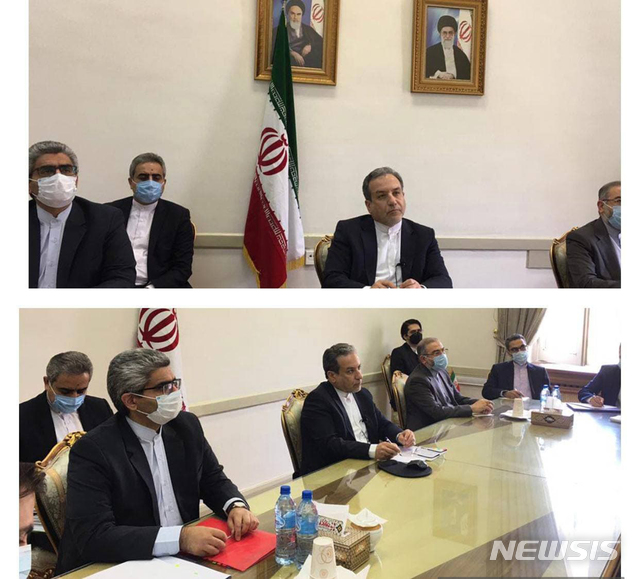 [테헤란=AP/뉴시스]이란 외교부가 지난 4월2일(현지시간) 공개한 사진에서 이란 외교관들이 이란 테헤란에서 이란 핵합의(JCPOA) 복원 협상국들과 화상 회담을 하고 있다. 2021.04.28.