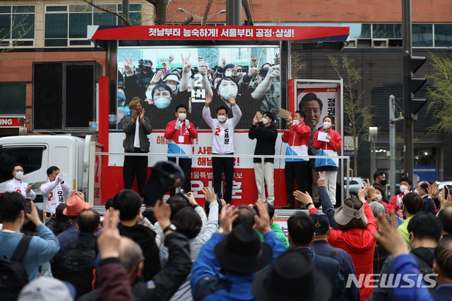 [서울=뉴시스] 오세훈 국민의힘 서울시장 후보가 3일 캠프 관계자와 함께 서울 수서역에서 지지를 호소하고 있다. 