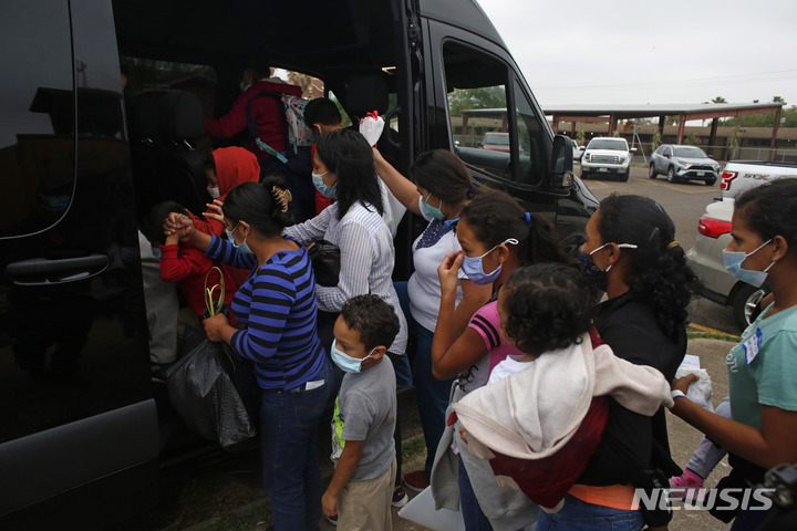[미션(미 텍사스주)= AP/뉴시스] 미국 텍사스주 국경지대에서 올해 3월2일 체포된 불법이민들 일부가 국경지대에서 풀려난 뒤에가톨릭 자선단체가 제공한 버스에 탑승하고 있다. 