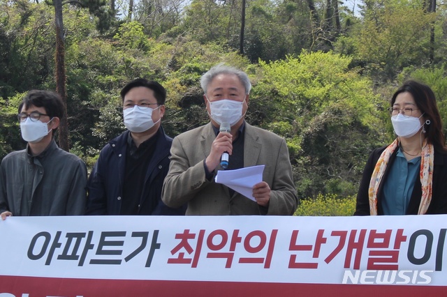 [제주=뉴시스]양영전 기자 = 이상윤 오등봉공원비상대책위원회 위원장이 5일 오등봉공원 일대에서 기자회견을 열고 오등봉공원 민간특례사업 원전 재검토를 촉구하고 있다. 2021.04.05. 0jeoni@newsis.com