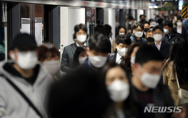 [서울=뉴시스]이윤청 기자 = 5일 서울 중구 시청역에서 시민들이 출근하고 있다. 권덕철 중앙재난안전대책본부(중대본) 1차장 겸 보건복지부 장관은 지난 4일 코로나19 위험 상황이 4차 유행 갈림길에 섰다며 유행이 확산하면 환자가 하루 500명에서 1000명으로 늘어날 것을 우려했다. 2021.04.05. radiohead@newsis.com