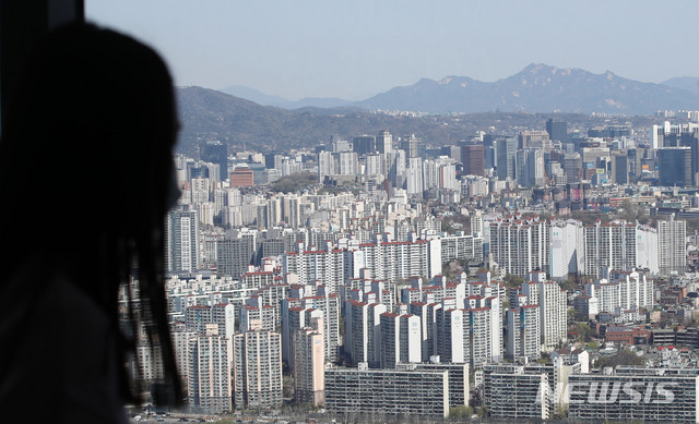 [서울=뉴시스]박주성 기자 = 서울과 수도권 집값 상승세가 주춤하고 있는 가운데 5일 오전 서울 영등포구 63아트 전망대에서 바라본 서울시내에 아파트들이 보이고 있다. 한국부동산원이 발표한 '3월 전국 주택 가격동향 조사' 결과에 따르면, 지난달 서울의 주택 종합(아파트·단독·연립주택 포함) 매매가격은 0.38% 올라 전월(0.51%)보다 상승 폭이 둔화했다. 2021.04.05. park7691@newsis.com