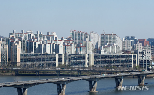 [서울=뉴시스]박주성 기자 = 서울과 수도권 집값 상승세가 주춤하고 있는 가운데 5일 오전 서울 영등포구 63아트 전망대에서 바라본 서울시내에 아파트들이 보이고 있다. 한국부동산원이 발표한 '3월 전국 주택 가격동향 조사' 결과에 따르면, 지난달 서울의 주택 종합(아파트·단독·연립주택 포함) 매매가격은 0.38% 올라 전월(0.51%)보다 상승 폭이 둔화했다. 2021.04.05. park7691@newsis.com