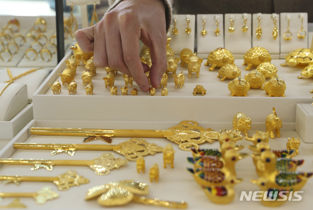 금리인상·증시 불안에 금값 들썩…"안전자산 선호"