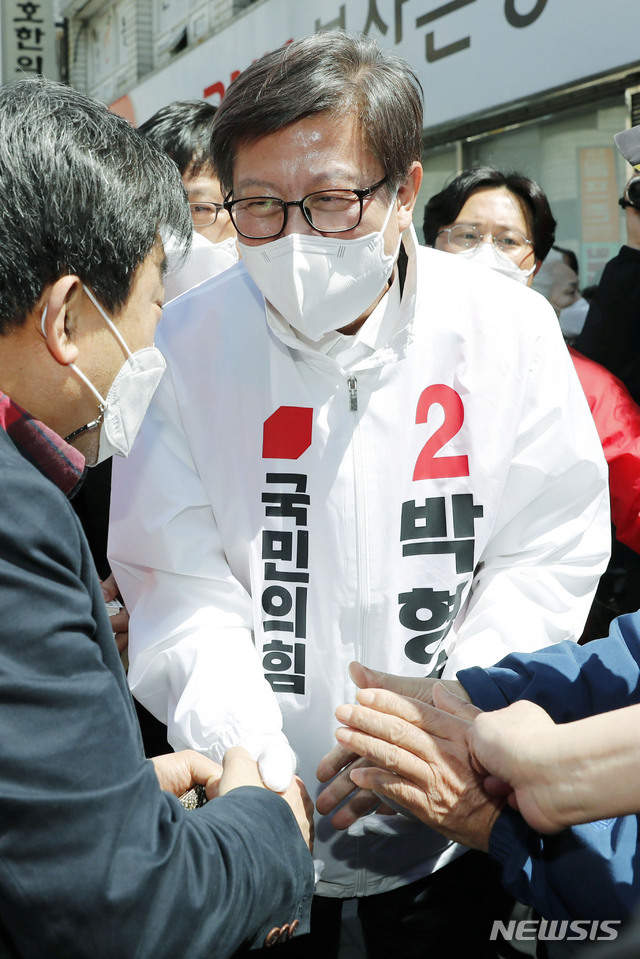 [부산=뉴시스]최동준 기자 = 국민의힘 박형준 부산시장 후보가 5일 부산 수영구 아파트단지 앞에서 시민들과 인사하며 지지를 호소하고 있다. 2021.04.05. photocdj@newsis.com