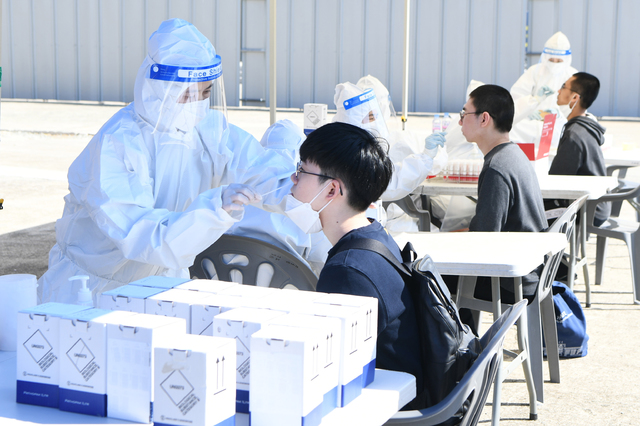 [서울=뉴시스]5일 제674기 해군병 입영대상자들이 코로나19 PCR검사를 하고 있다. (사진=해군교육사령부 제공) 2021.04.05. photo@newsis.com
