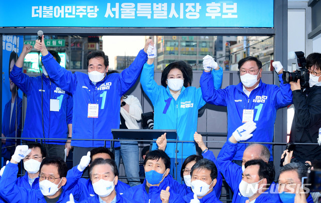 [서울=뉴시스]김진아 기자 = 박영선(가운데) 더불어민주당 서울시장 후보가 5일 오후 서울 관악구 신림역 사거리에서 집중유세에 앞서 이낙연(왼쪽) 공동 상임선대위원장과 김태년 당 대표 직무대행과 손을 잡고 있다. (공동취재사진) 2021.04.05. photo@newsis.com