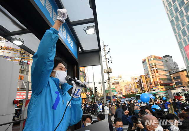 [서울=뉴시스]국회사진기자단 = 박영선 더불어민주당 서울시장 후보가 5일 오후 서울 관악구 신림역 사거리에서 집중유세를 하고 있다. 2021.04.05. photo@newsis.com