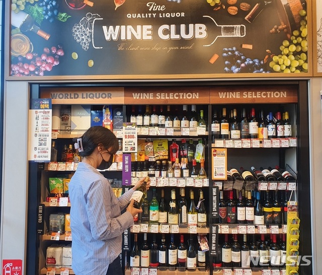 [서울=뉴시스]이마트24 매장에서 와인을 고르는 고객의 모습. 2021.04.06 (사진 = 이마트24 제공) photo@newsis.com