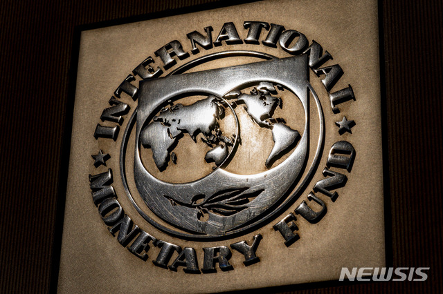 [워싱턴=AP/뉴시스] 5일(현지시간) 미국 워싱턴D.C.에 있는 국제통화기금(IMF) 건물에서 IMF 로고가 보이고 있다. 2021.04.08. 