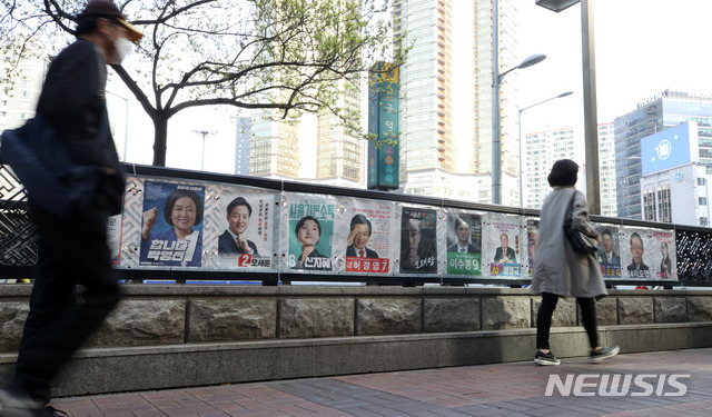 [서울=뉴시스]고범준 기자 = 4·7 재보궐선거를 하루 앞둔 지난 6일 오전 서울 마포구 공덕역에 붙어 있는 선거벽보 앞으로 출근길 시민들이 지나가고 있다. 2021.04.06. bjko@newsis.com