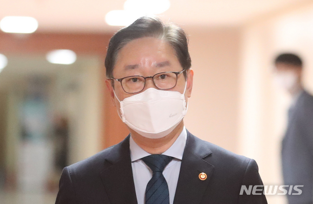 [서울=뉴시스]김명원 기자 = 박범계 법무부 장관이 지난 6일 오전 서울 종로구 정부서울청사에서 영상으로 열린 국무회의에 참석하고 있다. 2021.04.06. kmx1105@newsis.com