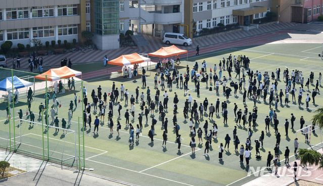 [대구=뉴시스] 이무열 기자 = 대구 수성구의 한 고등학교에서 코로나19 확진자가 발생한 6일 학생들이 진단검사를 받기 위해 운동장에 줄지어 차례를 기다리고 있다. 2021.04.06. lmy@newsis.com