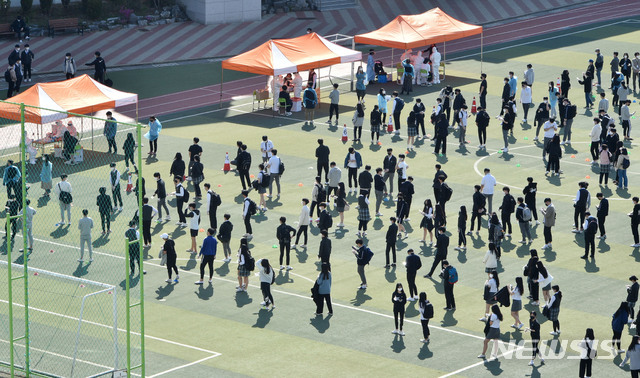 [대구=뉴시스] 이무열 기자 = 대구 수성구의 한 고등학교에서 코로나19 확진자가 발생한 6일 학생들이 진단검사를 받기 위해 운동장에 줄지어 차례를 기다리고 있다. 2021.04.06. lmy@newsis.com