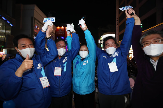 [서울=뉴시스]국회사진기자단 = 더불어민주당 박영선 서울시장 후보가 6일 서울 마포구 상상마당 인근에서 열린 집중유세에서 이낙연(오른쪽 두번째)상임선대위원장, 김태년(왼쪽 두번째) 당대표 직무대행과 손을 들어보이고 있다. 2021.04.06. photo@newsis.com