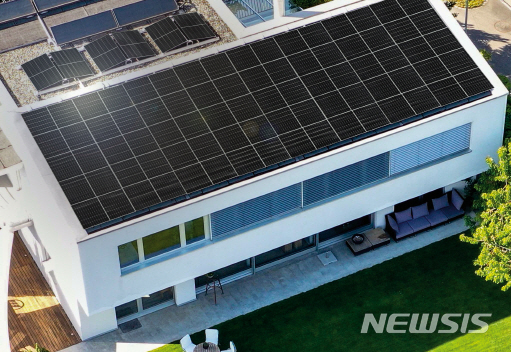 [서울=뉴시스] LG전자가 고효율 태양광 모듈 신제품 ‘네온 H(NeON H)’를 출시하며 글로벌 태양광 시장을 공략한다. 네온 H 제품 사진과 시공 이미지 (제공=LG전자)