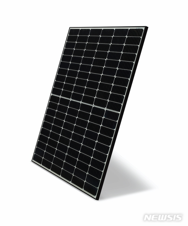 [서울=뉴시스] LG전자가 고효율 태양광 모듈 신제품 ‘네온 H(NeON H)’를 출시하며 글로벌 태양광 시장을 공략한다. 네온 H 제품 사진과 시공 이미지 (제공=LG전자) 